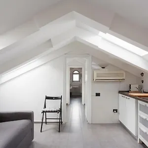 1 Bedroom & 1 Living Apt - Duomo 7 Milan